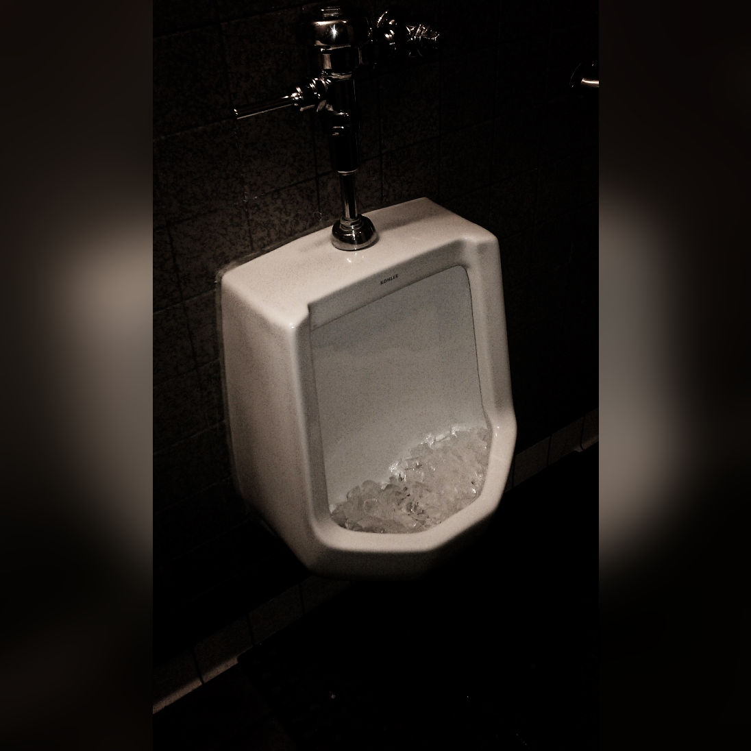 Urinal with refreshing ice